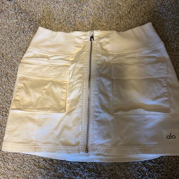 ALO Yoga Women's night out cargo skirt - Picture 2 of 3